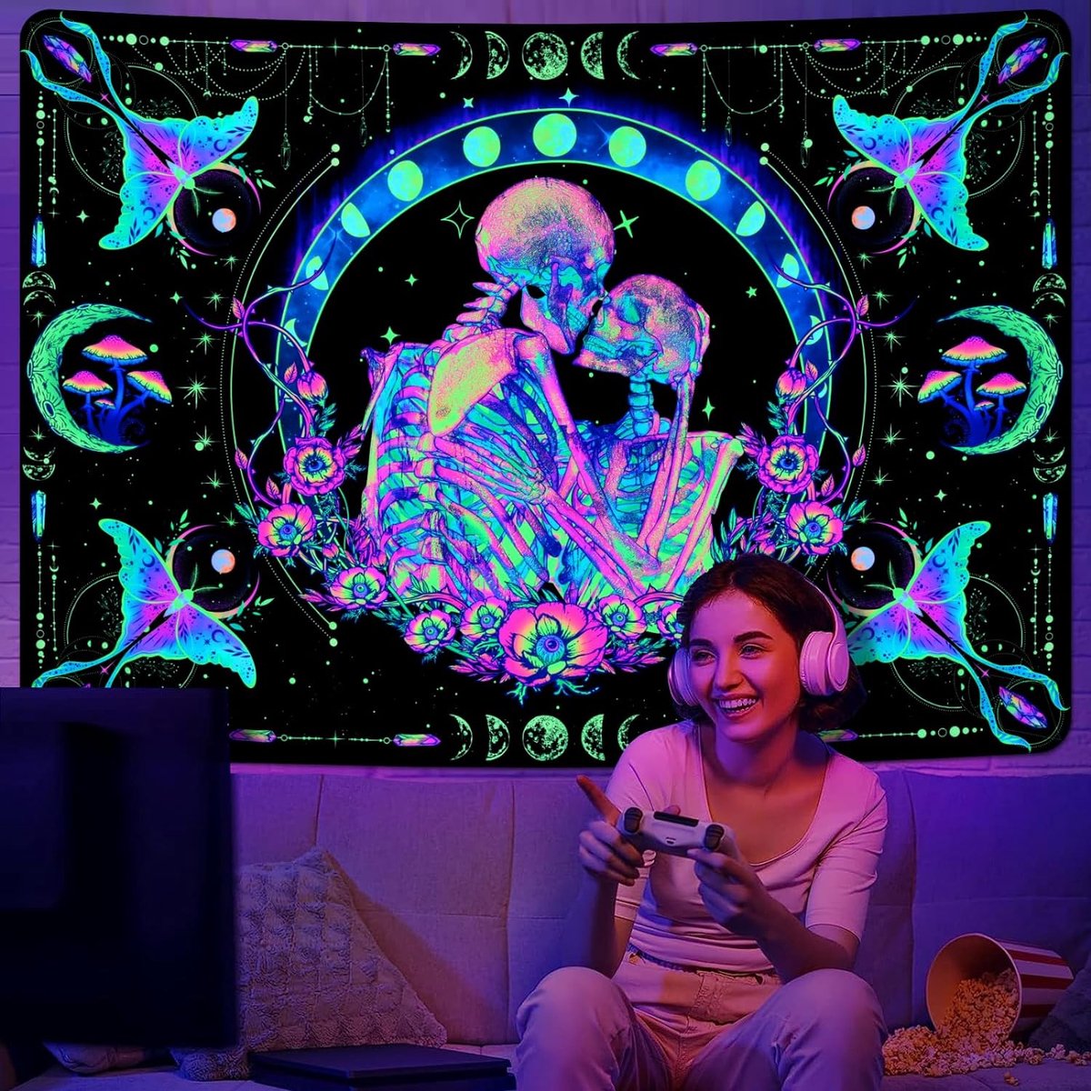 Black Light Paar Skelet Wandtapijt Kleurrijke Vlinder Mot UV Reactief Wandbehang Hippie Maan Bloemen Gloeien in het Donkere Melkwegstelsel Wanddoek voor Slaapkamer Woonkamer 210 x 150 cm