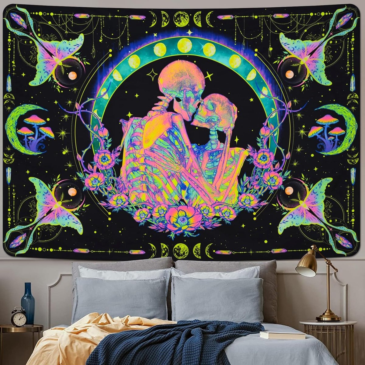 Black Light Paar Skelet Wandtapijt Kleurrijke Vlinder Mot UV Reactief Wandbehang Hippie Maan Bloemen Gloeien in het Donkere Melkwegstelsel Wanddoek voor Slaapkamer Woonkamer 210 x 150 cm