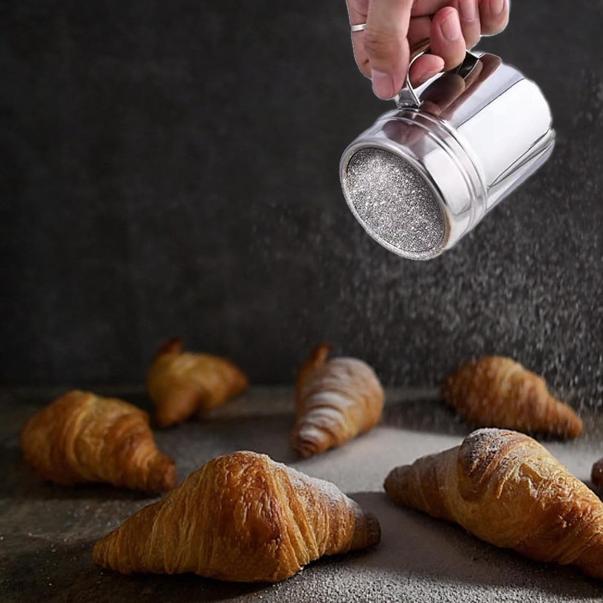 Icing Sugar Shaker Set - 2 cacao- en koffie-sjabloonshakers met 16 verschillende sjablonen, roestvrijstalen gaassjablonen voor chocolade, keuken, drankjes en bakken (2 maten)