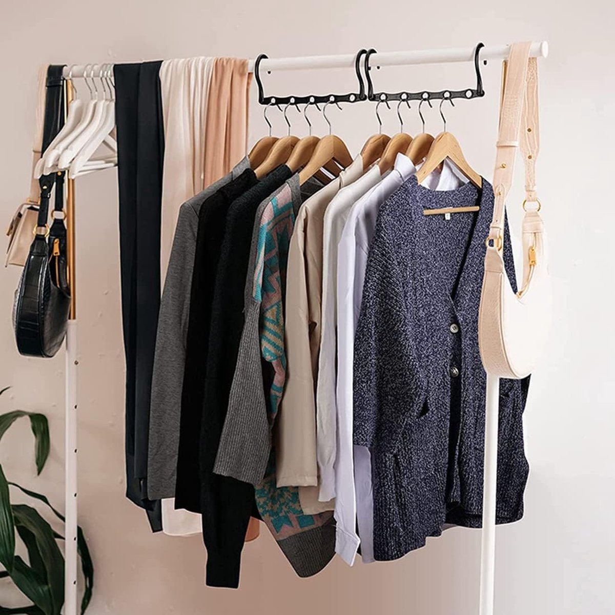 4 stuks 5-in-1 kleerhangers, ruimtebesparend, draaibare magische kleerhangers, kunststof, multifunctionele zwarte magische kleerhangers, voor kledingkast