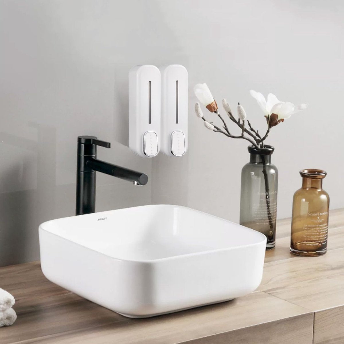 Aan de muur gemonteerde zeepdispenser 300 ml, boorvrij, met lijm, handmatige vloeibare zeepdoos, douche, shampoo, spoeling, dispenser voor toilet, badkamer, hotelkeuken (wit)